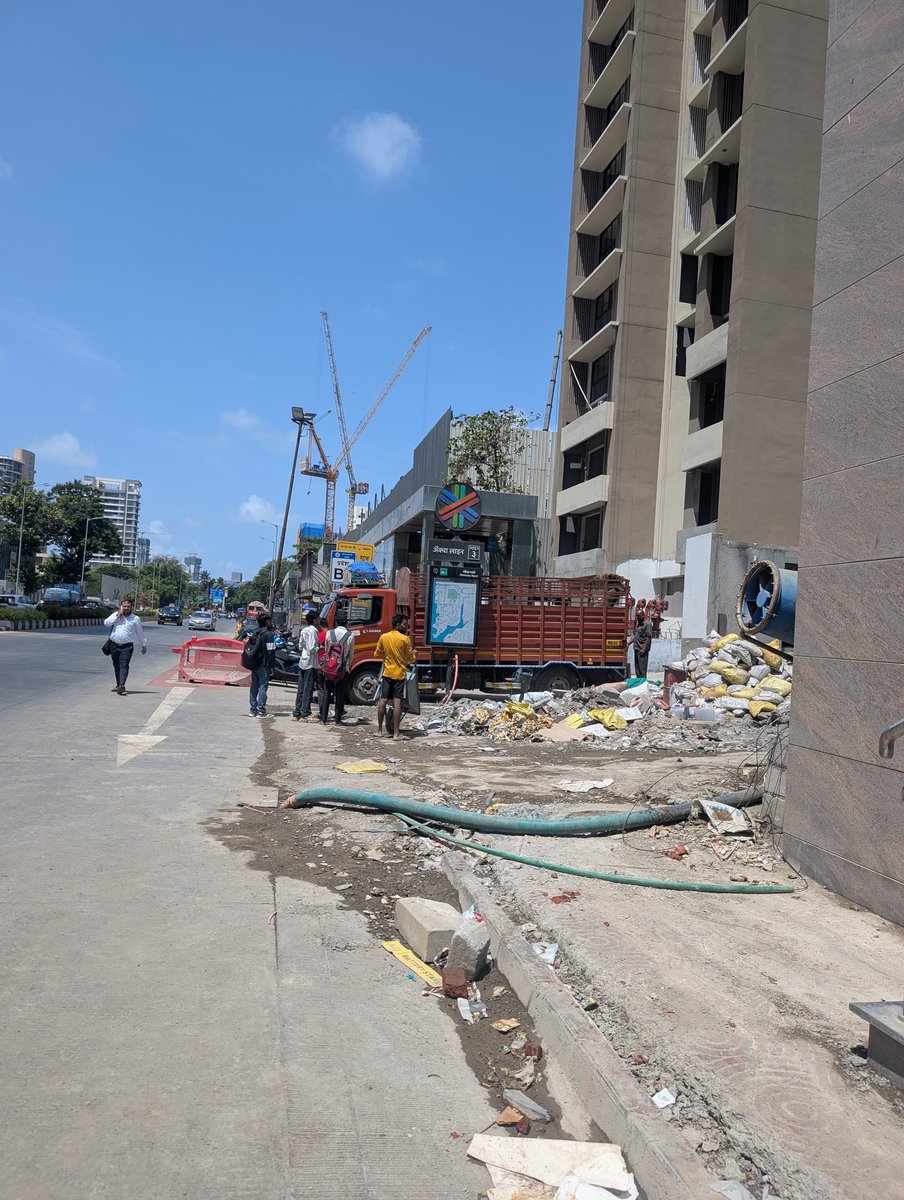 zoru75's tweet photo. BMC is worried about water tankers drawing ground water

And turning blind eye to every construction site. Which simply sucks out all the ground water. Illegally
And dumps it into BMC drains. Illegally

This one at Worli Metro3 Station

But same story at every construction site https://t.co/sWubBRAN2V