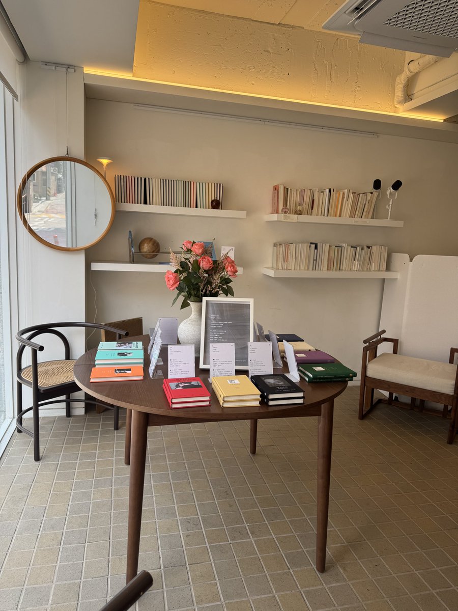 greenflashpress's tweet photo. 서촌(정확히는 통의동) ‘이상 서전‘에서 일일책방직원업무 수행중! 
여기가 녹광책으로 일주일간 도배가 되어있기때문. 
역시 책방은 2,30대 여성 독자님 비율이 높다. https://t.co/HbTdgqmVK3