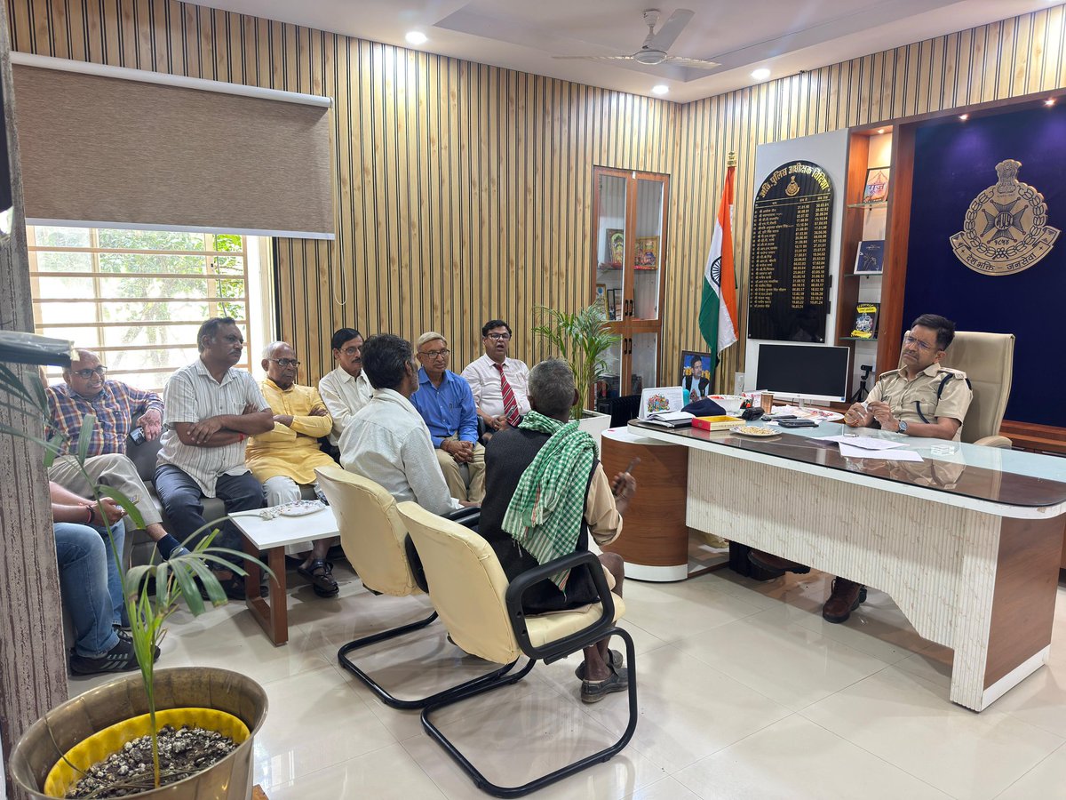 sp_vidisha's tweet photo. #सीनियर_सिटीजन_पुलिस_पंचायत में बुजुर्गों से जुड़े कई पारिवारिक विवादों का समाधान किया गया।एक मामले में बेटे ने अपनी वृद्ध मां से वर्षों पहले गुम हुई अंगूठी का हरजाना वसूला था, वहीं दूसरे प्रकरण में नाती द्वारा दादी को परेशान किए जाने की शिकायत सामने आई।
#MPPolice #VidishaPolice https://t.co/vnIzKINE2s