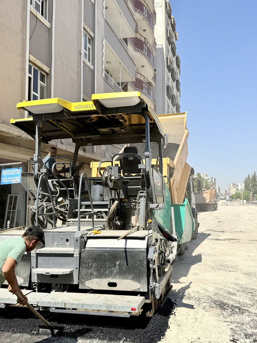 Silopibld's tweet photo. Fen İşleri Müdürlüğümüzün 63. Cadde’de gerçekleştirdiği asfaltlama çalışmaları hız kesmeden devam ediyor. https://t.co/LF100T7NMd