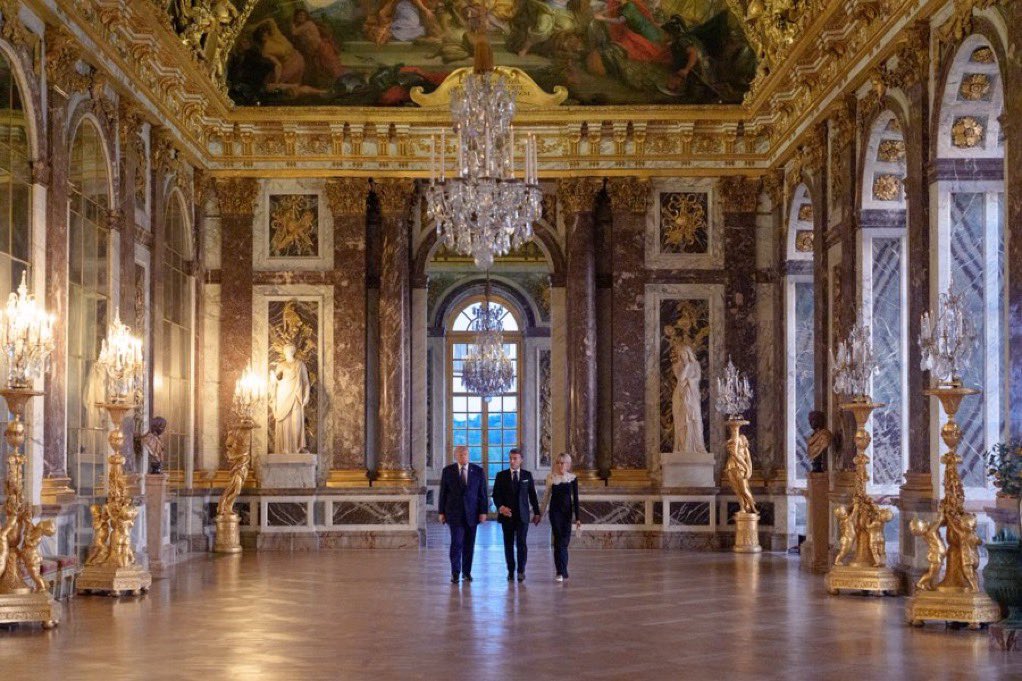PhilippeBUERCH's tweet photo. « Les petits esprits, font des polémiques, les grands hommes, font l’Histoire. » 

Les symboles ne sont jamais anodins. 

En choisissant de recevoir @POTUS à #Versailles, @EmmanuelMacron n’a pas seulement offert un décor à la hauteur de l’événement : il a convoqué ce que la France possède de plus singulier, cette alliance entre l’histoire, la puissance et le rayonnement universel.

Versailles n’est pas un palais comme les autres. 

Il est l’expression d’une certaine idée de la France : celle d’une nation qui, depuis des siècles, sait transformer son génie politique, culturel et scientifique en influence mondiale. 

C’est là que Louis XIV fit de son royaume le centre de l’Europe ; c’est là aussi qu’au fil des siècles se sont écrites des pages décisives de l’histoire internationale.

En y accueillant le président des États-Unis pour sceller un accord historique, la France a rappelé que la grandeur n’est pas une nostalgie, mais une ambition. 

Elle ne se mesure ni à la superficie d’un territoire ni au poids démographique d’un pays, mais à sa capacité à attirer, à convaincre et à rassembler.

Le choix de Versailles n’était donc pas celui du faste pour le faste. 

Il traduisait une conviction : lorsqu’elle croit en elle-même, lorsqu’elle assume son héritage et sa vocation, la France est le point de convergence du monde, un lieu où se nouent les grandes alliances et où se dessinent les équilibres de demain.

Car les nations qui comptent sont celles qui savent inscrire leurs décisions dans une histoire plus grande qu’elles-mêmes. 

Et en faisant de Versailles le théâtre de cette rencontre, Emmanuel Macron a voulu rappeler que la France ne se contente pas d’assister aux transformations du monde : elle entend encore y tenir son rang et contribuer à les façonner.

Le Président de la République vient de placer une nouvelle fois la France au cœur de l’Histoire de la Paix, d’y graver dans le marbre un accord historique : l’Iran et les USA ont bien compris qu’aucun autre lieu ne pourrait leur offrir cette dimension magistrale pour immortaliser aux yeux du monde la puissance de cette signature absolument inouïe.

Chacun ne peut que concéder qu’@EmmanuelMacron est définitivement rentré dans l’Histoire, par son talent politique et diplomatique, mais aussi parce qu’il a su convoquer celle-ci.