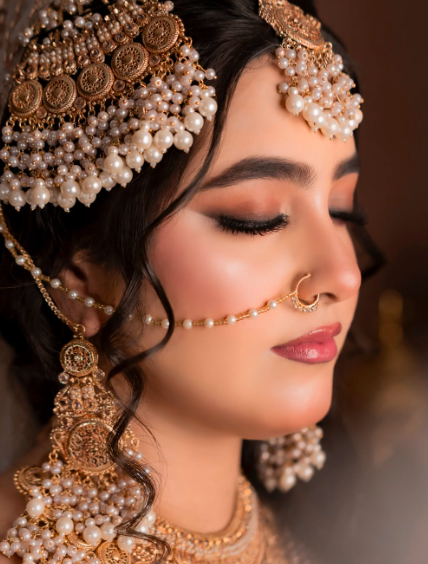 Glamtrendzz's tweet photo. Heavy pearl jewelry closed eyes bridal makeup. Timeless bride look
#PakistaniBride #WeddingDay https://t.co/5IGhDzoyHd