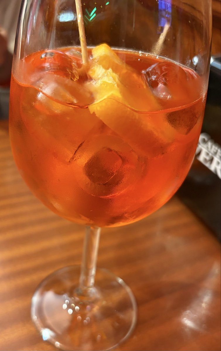 jiro07's tweet photo. ヴェネツィアで出会ったアペロール、
4つのお店で飲んだけど、リド島のレストランが優勝(3枚目のお写真)！！甘さ控えめで美味しかった！日本でもオンラインで購入できることを知りさっそく購入😆
今日からまたヴェネツィアを味わえます😋🍷 https://t.co/7RyrZRyXat