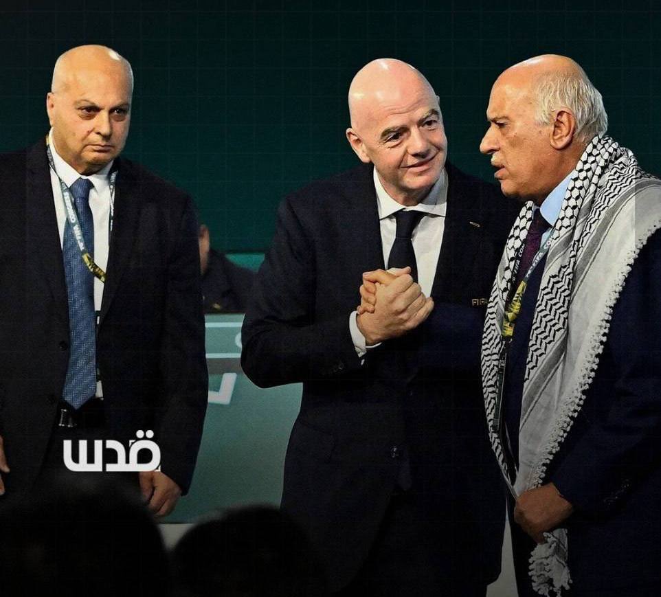 Europalestine1's tweet photo. LA FIFA NE MANQUE PAS D’AIR !

La FIFA vient de proposer qu’Israël et la Palestine disputent ensemble un match de football des moins de 15 ans en ouverture d’un tournoi de jeunes en septembre prochain !

Cette proposition intervient alors que les Palestiniens pleurent la mort de 1 007 athlètes et officiels sportifs tués depuis octobre 2023, que les cinq principaux stades de football de Gaza ont été détruits et que le stade Al-Yarmouk a été transformé en centre de détention militaire. 

Des tireurs d’élite israéliens ont délibérément visé les jambes de nombreux sportifs non armés lors des Marches du Retour, en 2018 et 2019 à Gaza, blessant des milliers de personnes.
 Et la FIFA, qui n’a jamais sorti le moindre carton rouge pour Israël, ses assassinats et emprisonnements de footballeurs palestiniens, ses équipes racistes et implantées dans des colonies illégales, n’a rien trouvé de mieux à proposer qu’un match entre génocidaires et génocidés !