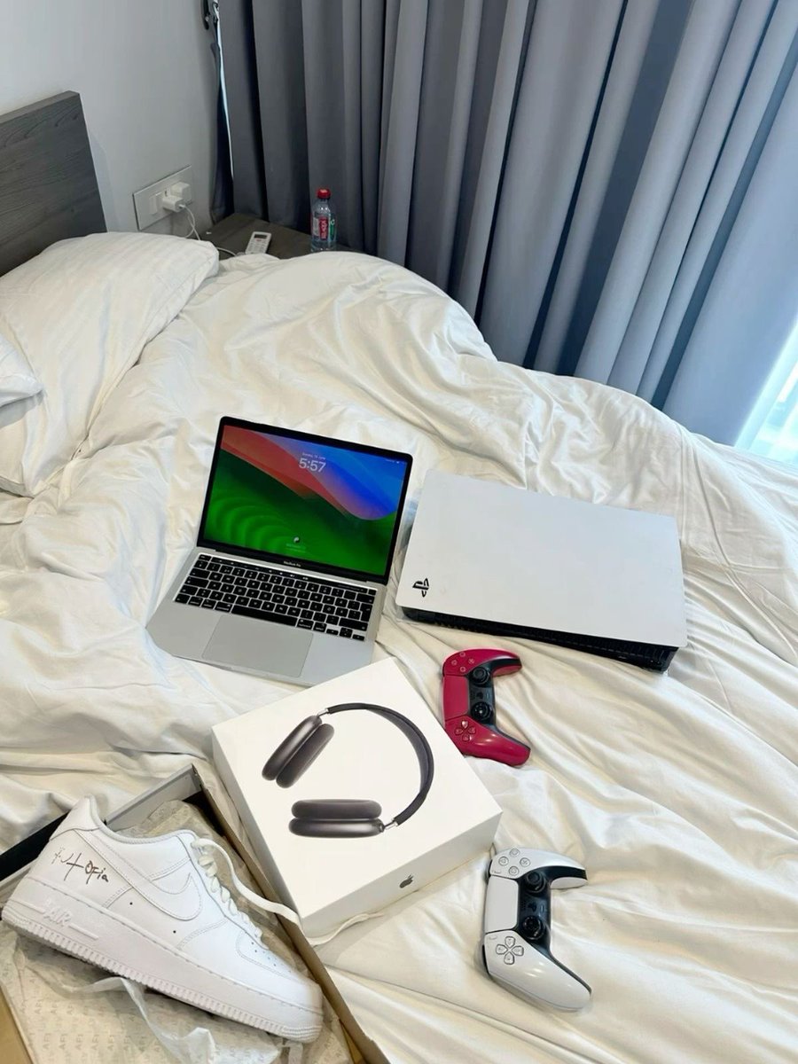 heisjayy_'s tweet photo. I’m also realizing that happiness isn’t always found in big moments. Sometimes it’s a quiet morning, a clean space, a good conversation, a long walk, or simply knowing you made it through another day, I will forever be grateful to God🧎‍➡️🤍 https://t.co/tjgE34sFfs
