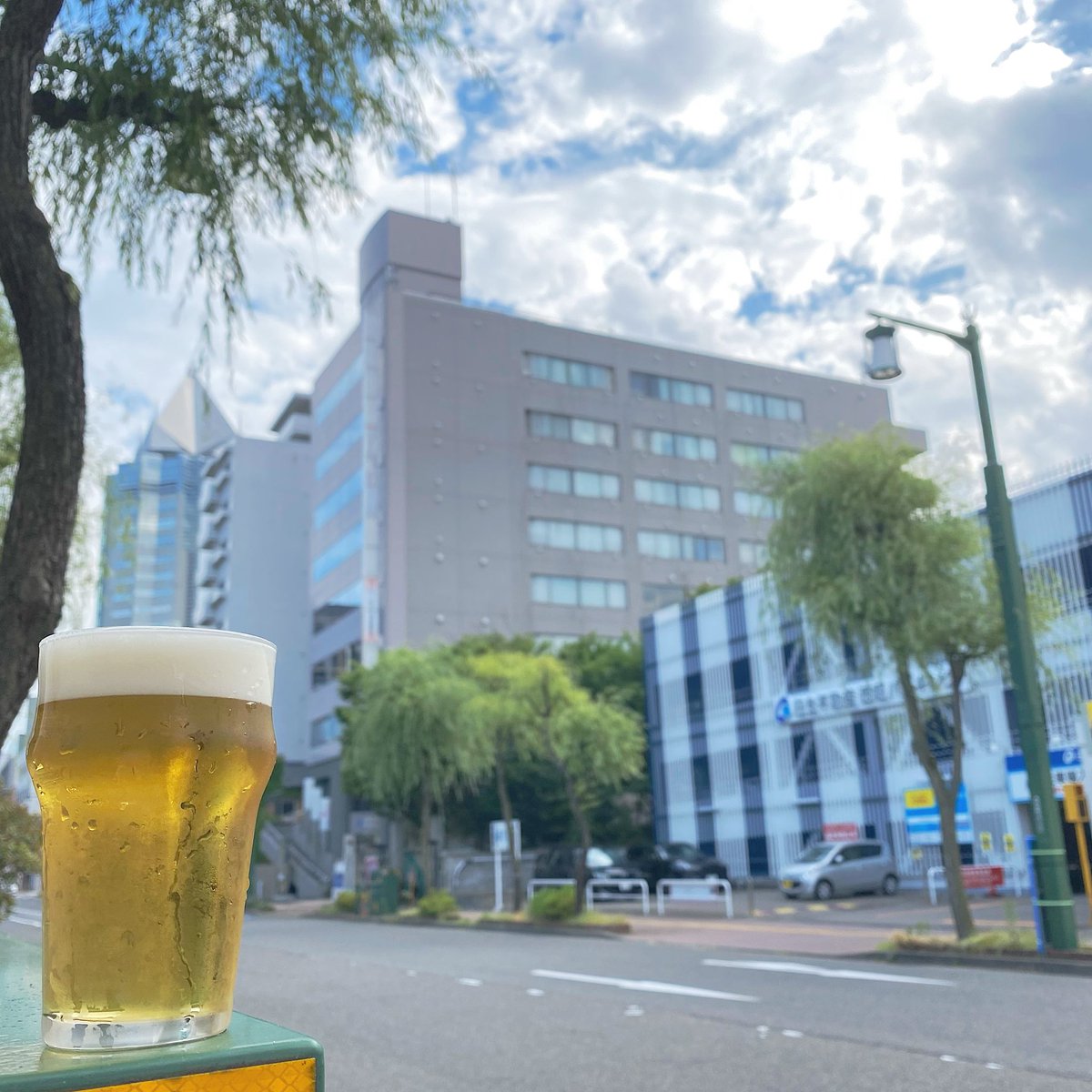 and_Beer104's tweet photo. もう真夏ですね。
梅雨の前に夏が終わって、梅雨明けから秋なんじゃないですかね。
今週はカレーです。

トマトとチキンのカレー

にしました。
夏らしいちょっと酸味のあるチキンカレーです。
今日は17時オープンです♪
#craftbeer
#niigata
#クラフトビール
#新潟
#古町 https://t.co/mRkxyBmuIM