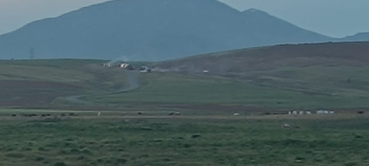 MamedogluMedine's tweet photo. Bitlis Ovakışla beldesinde GES yapılmak istenen mera alanına iş makinelerinin girmesi üzerine bölgeye giriş çıkışlar kapatıldı. Duruma  tepki gösteren bir yurttaş gözaltına alındı. https://t.co/4KTUpKHhBu
