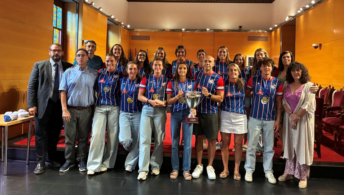 cnmataro's tweet photo. ���� 👏L’Ajuntament de Mataró va rebre l’Assolim-CN Mataró per felicitar l’equip pel recent títol de Campiones de la Divisió d’Honor Femenina, en un acte presidit per l’alcalde David Bote i la regidora d’Esports Bea Delgado.

🔗Llegeix la crònica: https://t.co/uBzsPGW8CT https://t.co/iCDbvnB9OW