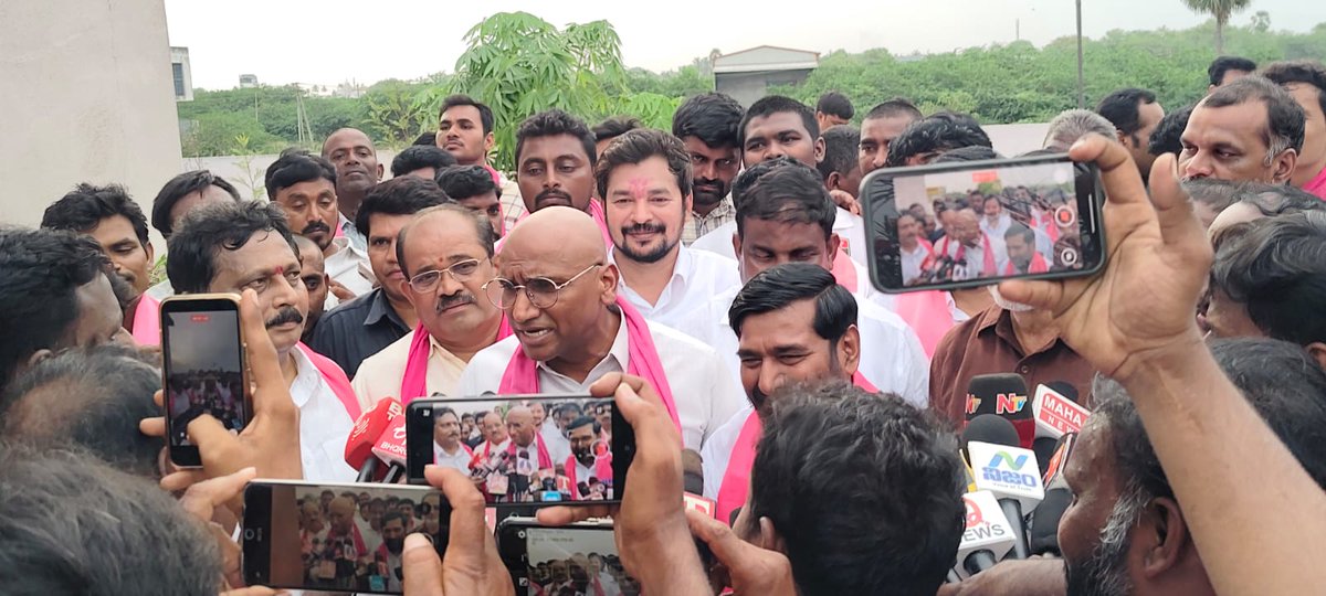 OzoFoundation's tweet photo. హుజూర్నగర్ లో ముఖ్య కార్యకర్తల సమావేశంలో మన పిల్లుట్ల రవి అన్న https://t.co/tlch3jAi6v
