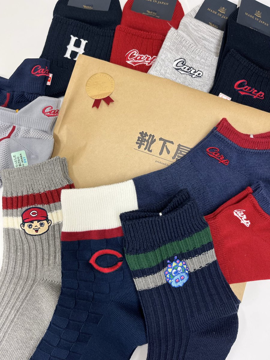 kutsu_hiroshima's tweet photo. 父の日ギフト🎏

＼まだ間に合うよ／

当店オンラインに立て続けに
注文が入ったのでアピールしてみた😁

下記2カ所のオンラインで好評販売中🚩
※ギフト袋はサイトにより異なります

Tabio 靴下屋公式オンライン
https://t.co/hWjoxOqTKD

靴下屋 広島本通り店オンライン
https://t.co/KpLuU9J4BB https://t.co/X8PVTqUMrN