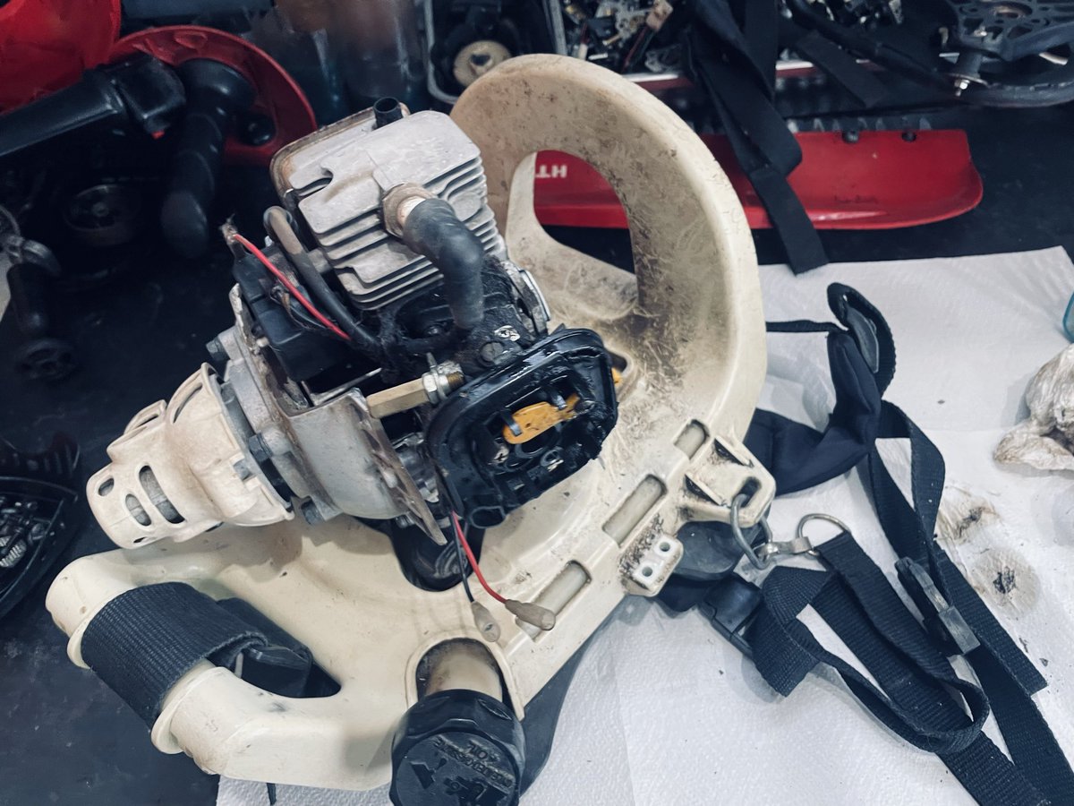 asisuto11's tweet photo. 他店購入のゼノアくるくるカッターBK2650修理途中 https://t.co/fRzElWAU5C