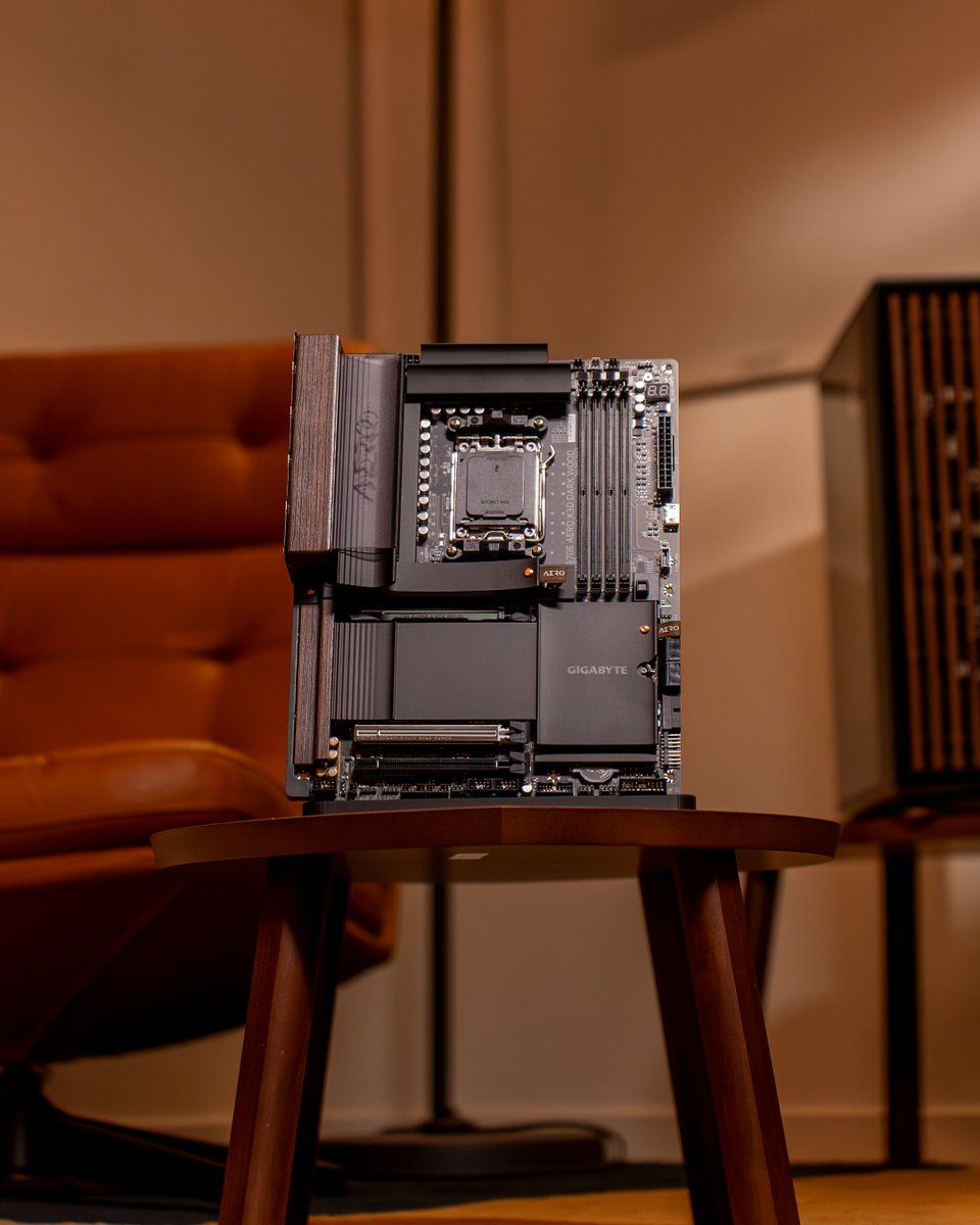 GIGABYTE_DE's tweet photo. GIGABYTE AORUS AERO GiMATE AI TOP GAMING POWER 😎

GIGABYTE #X870E AERO X3D DARK WOOD &amp; @ fractalofficial North XL 

Dank an 💘🛠📸🎥💻Cr: @ fractalofficial @ aorus_sg

#GIGABYTE #AORUS #X870E #AMD #MiniITX #GamingPC #PCMR https://t.co/Nmh7Oahfcq