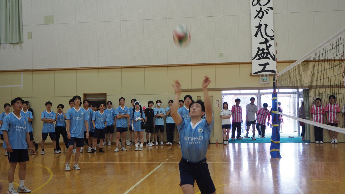 moriko_iwate's tweet photo. 校内体育大会、開幕！

本日、校内体育大会がスタートしました！
開会式では全校生徒が一堂に会し、グラウンドでは全力疾走、体育館では白熱のバレーボール、熱気に包まれたスタートに。仲間と声を掛け合いながら挑む姿がとても印象的です。
最後まで安全に、そして全力で駆け抜けてほしいです！ https://t.co/jDAnQVN0v9