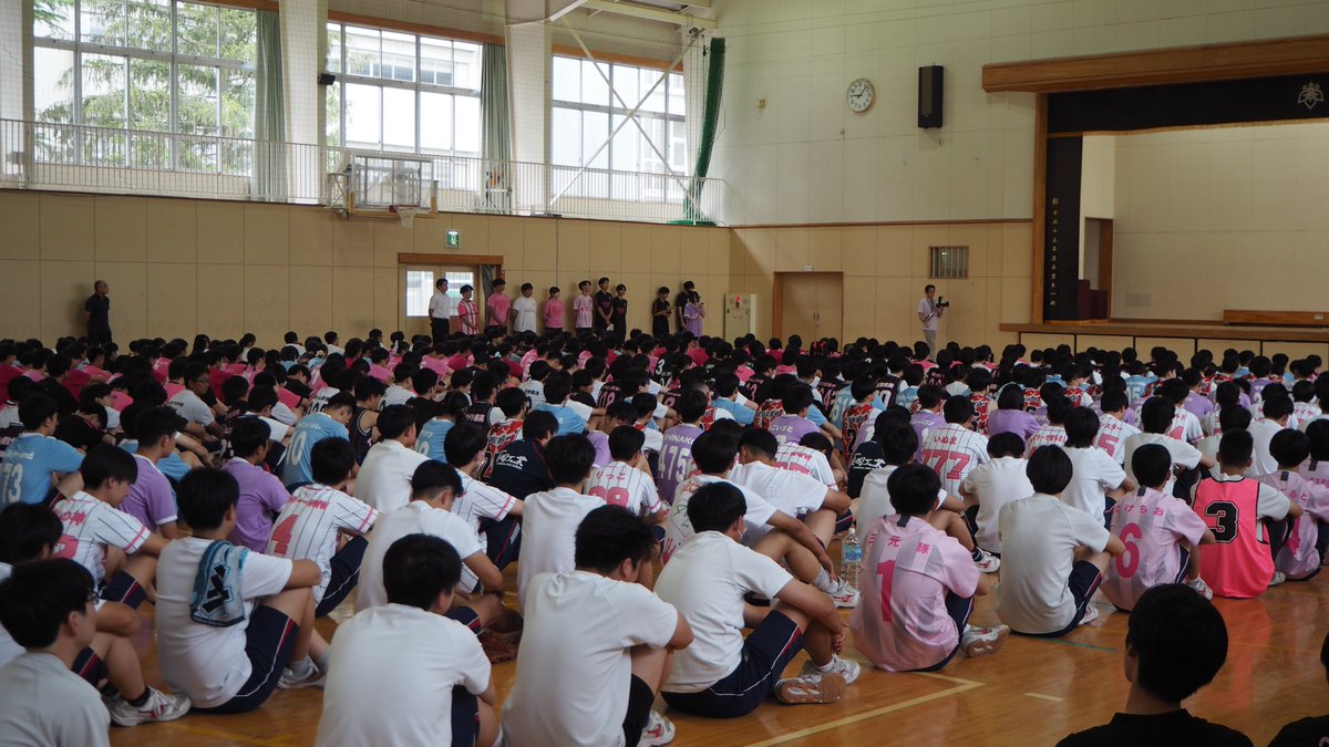 moriko_iwate's tweet photo. 校内体育大会、開幕！

本日、校内体育大会がスタートしました！
開会式では全校生徒が一堂に会し、グラウンドでは全力疾走、体育館では白熱のバレーボール、熱気に包まれたスタートに。仲間と声を掛け合いながら挑む姿がとても印象的です。
最後まで安全に、そして全力で駆け抜けてほしいです！ https://t.co/jDAnQVN0v9