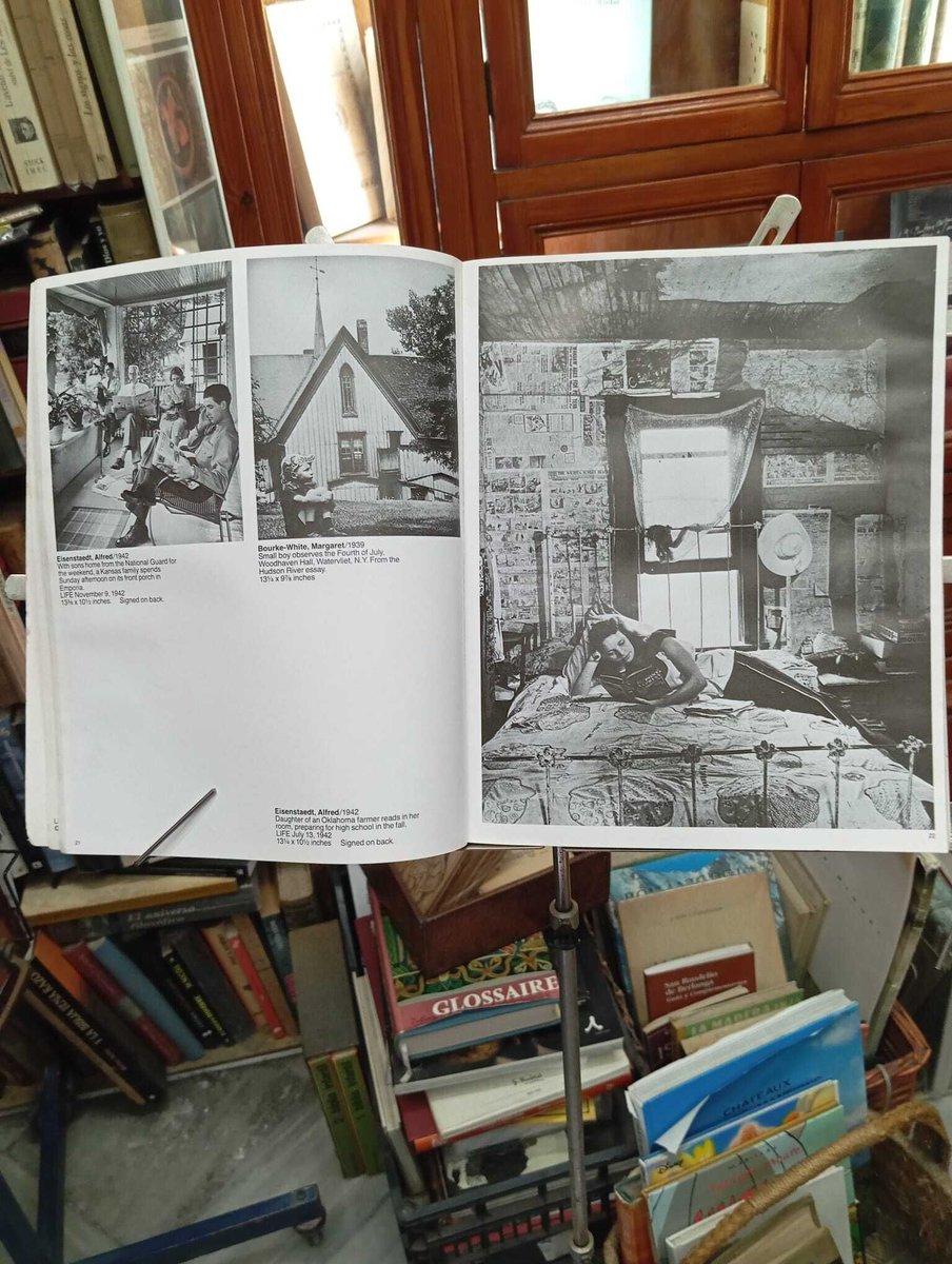 LlibreDelPalau's tweet photo. LIFE. (Aquesta revista va ser una publicació nord-americana, considerada la pionera i màxima exponent del fotoperiodisme. Sota el seu lema «To see life; to see the World» va dominar la cultura visual durant part del segle XX) #llibredeldia #librodeldia #bookofthed #books https://t.co/g307EB1EYG