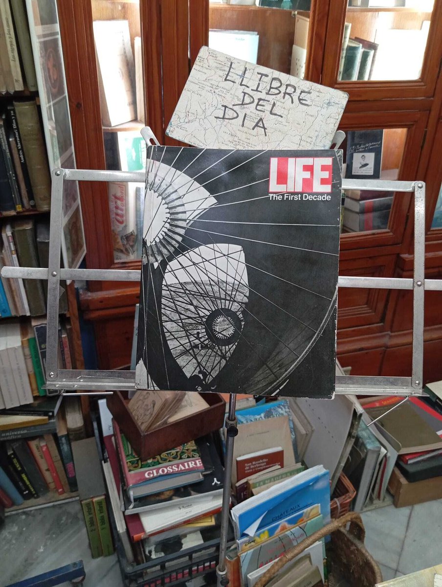 LlibreDelPalau's tweet photo. LIFE. (Aquesta revista va ser una publicació nord-americana, considerada la pionera i màxima exponent del fotoperiodisme. Sota el seu lema «To see life; to see the World» va dominar la cultura visual durant part del segle XX) #llibredeldia #librodeldia #bookofthed #books https://t.co/g307EB1EYG