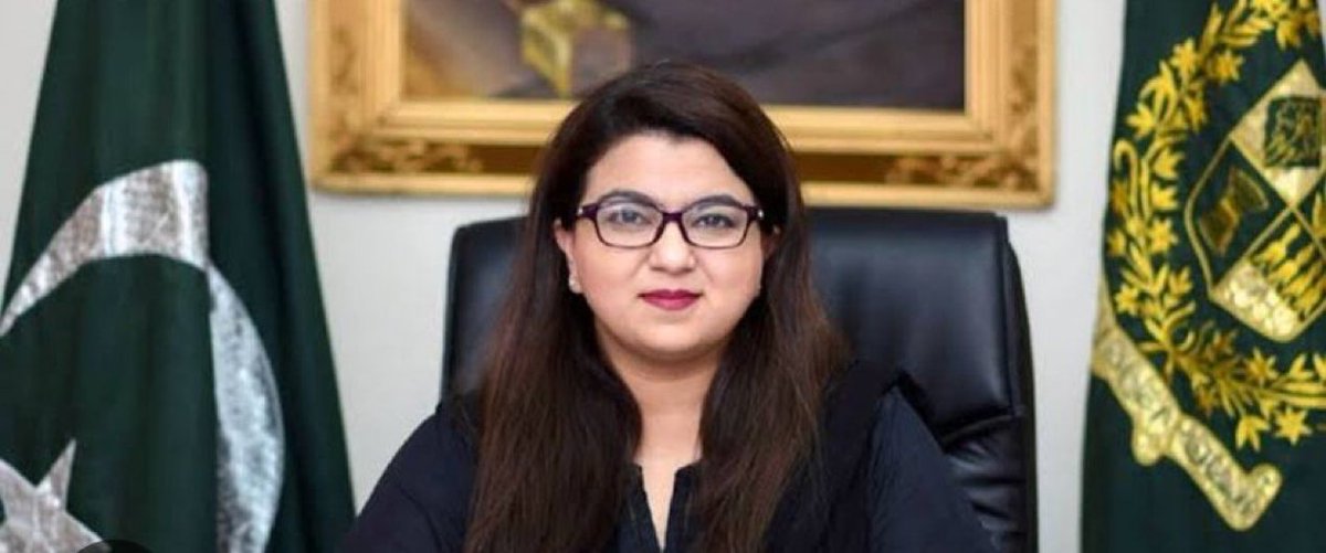 LivingInIKEra's tweet photo. شزا فاطمہ خواجہ جو شائد آئی ٹی کی وزیر اور خواجہ آصف کی بھانجی ہیں مقدر کی اتنی دھنی کے گھر سے ایم پی اے کے فارم لیکر الیکشن کمیشن آفس پہنچی تو اگلوں نے ایم این اے بنا دیا 
محترمہ نے اب ایک ایسا کانڈ کر دیا ہے جو کسی کو بھی 5 کروڑ کا جرمانہ کروا سکتا ہے
ہوا کچھ یوں کہ خواجے کی بھانجی نے پارلیمنٹ سے بل پاس کروا لیا ہے جس کے مطابق ٹیلی کمیونکیشن کمپنی اپنے پسند کی نجی جگہ مکان یا دکان پر اپنا کھمبا گھاڑ سکتی ہیں انکار کی صورت میں مالک مکان٬ پلاٹ یا دکان کو 5 کروڑ روپے کا جرمانہ ادا کرنا پڑے گا 🤓
کل ملا کر خلاصہ یہ ہے کہ اگر آپ کسی گھر مکان دکان جگہ کی ملکیت رکھتے ہیں تو پھر آپ ٹیلی کمونیکیشن اتھارٹی کے چئیرمین جناب جنرل ریٹائرڈ حفیظ الرحمان کے رحم و کرم پر ہونگے کہ وہ جب چاہیں آپ کی زمین پر ٹاور کھڑے کر کے آپ کو چلتا کریں -