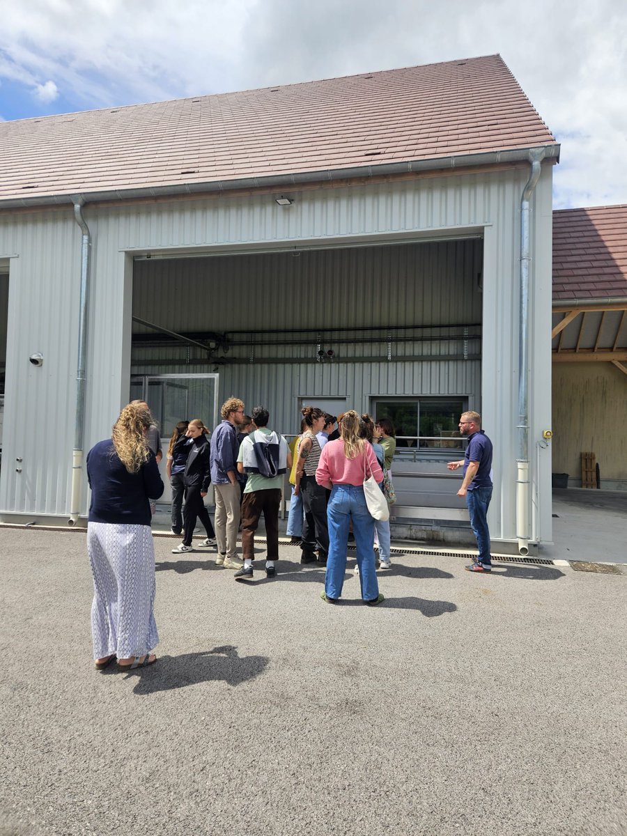 CoopVinicolesBJ's tweet photo. 🎓 Dernière intervention scolaire de l'année pour la FCCBJ ! 🍇
Le 3/06, les BTS VO du CFPPA de Montmorot étaient accueillis à la Fruitière Vinicole de Voiteur avec son président, Yannick Troussard : modèle coopératif, visite et dégustation.
Merci à tous, rdv l'an prochain ! https://t.co/Bs6F0ibogn
