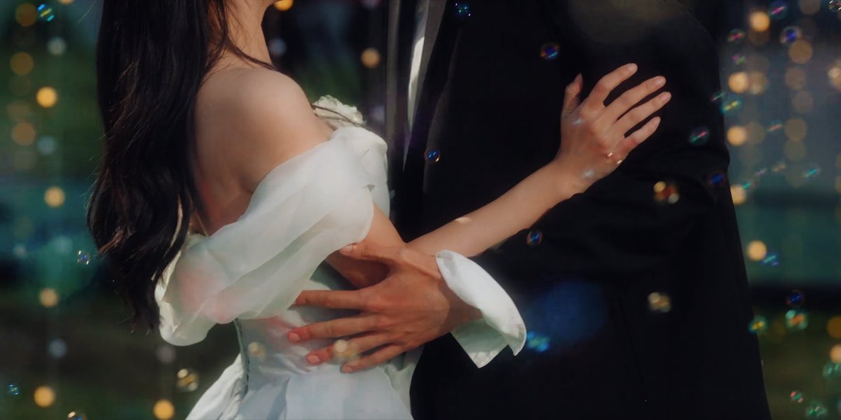 usernotnaming's tweet photo. THE HAND PLACEMENT?!?! https://t.co/Orm2UBNlpI