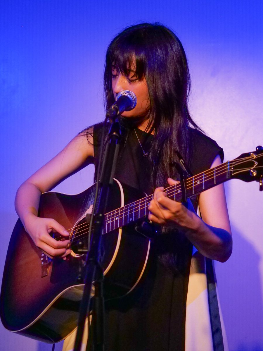 akamacky2015's tweet photo. 2026.6.13@下北沢DY CUBE

私は、これを聴きに来た

​始まったのは、遠藤理子の『いちについて、よーい』

それは歌唄いの歌であり、彼女自身をそのまま音楽にした歌

​ラップのように激しく紡がれる言葉、感情の赴くまま掻きむしられるギター

#遠藤理子
#シンガーソングライター https://t.co/fPDgbZGPgo
