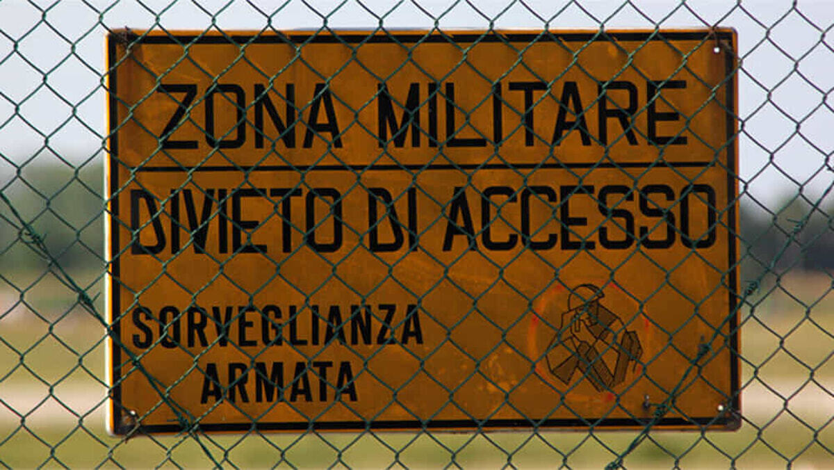 SassariToday's tweet photo. Sardegna "militarizzata", nuove esercitazioni a La Maddalena in piena stagione turistica: è scontro https://t.co/IQGsSdlOG8 https://t.co/UjDpDCIdv1