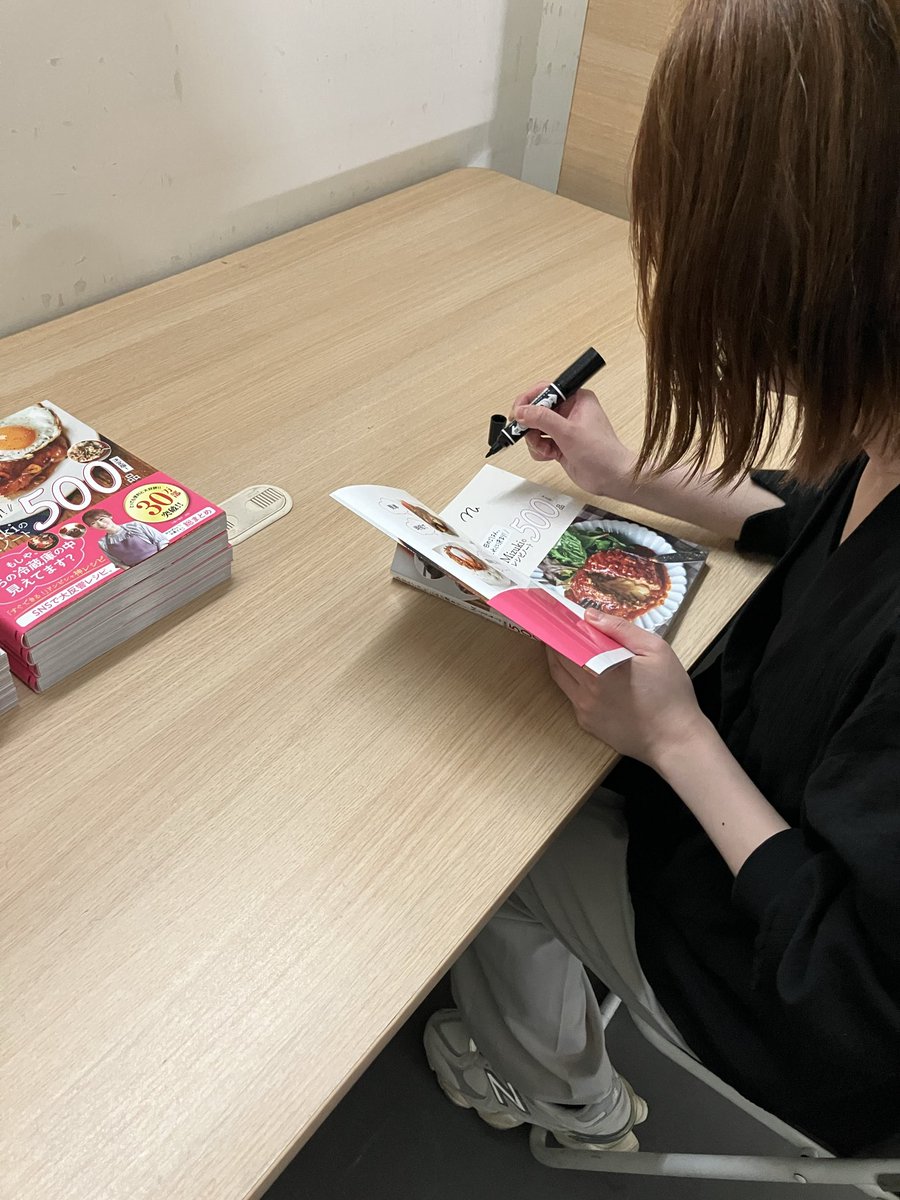B1F実用書売場】 本日料理研究家のMizukiさんがご来店され サイン本を