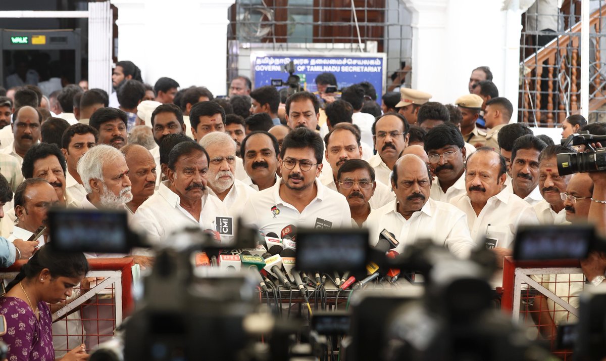 dmk_youthwing's tweet photo. Leader of the Opposition @Udhaystalin அவர்கள் எழுப்பி இருக்கும் கேள்விகளுக்கு பதில் சொல்லவாச்சும் #வாயை_திறங்க_CM @TVKVijayHQ ! 

#TVK https://t.co/5ma5AtkiJQ