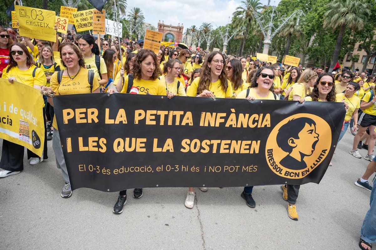 La_Directa's tweet photo. Nova jornada de vaga a les escoles bressol de Catalunya. Educació s'ha compromès a reunir-se amb les professionals del 0-3 perquè facin aportacions al decret llei en què es treballa. Aquí explicàvem les reivindicacions https://t.co/KlDGFCLbox https://t.co/gtcNYLCLTR