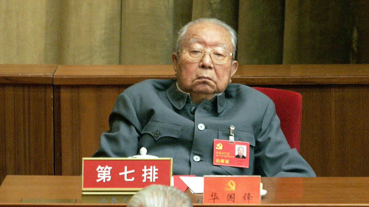Thomaskong96638's tweet photo. 邓小平三招扳倒华国锋

第一招：坐稳位置后暗中布局 借“真理标准”破“两个凡是”
一九七七年七月，邓小平复出，恢复了中共中央副主席、国务院副总理、中央军委副主席、解放军总参谋长等重要职务。华国锋虽然表面上对他很���气，把中央军委的日常工作都交给了他，但邓小平心里清楚：只要华国锋还牢牢坐在党中央主席和中央军委主席的位置上，自己就始终只是个“二把手”。
从一九七七年下半年到一九七八年上半年，表面风平浪静，邓小平却已经在暗中布局。一九七八年五月十一日，《光明日报》发表了《实践是检验真理的唯一标准》。这篇文章直指华国锋提出的“两个凡是”，等于公开抽了他的理论根基。
文章发表后，华国锋一派大为恼火，极力压制。邓小平却在关键时刻亲自出面，高调支持，还发动陈云、叶剑英、李先念等老同志纷纷表态。一时间舆论一边倒，华国锋在理论上完全被打趴下。

第二招：暗中发动老同志 三中全会上围攻华国锋
真理标准讨论把华国锋的理论基础打掉后，邓小平使出第二招——暗中发动党内元老，在会上公开围攻华国锋。
一九七八年十一月中央工作会议上，陈云在东北组率先发难，厉声要求为彭德怀、天安门事件、薄一波等六十一人案等六大历史冤案平反，矛头直指华国锋。胡耀邦、万里等老同志随即纷纷跟进响应，各组会议像炸了锅一样，批评声、质问声此起彼伏。
连华国锋最主要的靠山叶剑英，也在压力之下不得不违心表态，承认自己之前对华国锋评价过高。华国锋被老同志们围攻得体无完肤，彻底失去了对会议的控制。

第三招：借中越战争彻底夺取军权
经过前两招，华国锋虽然还顶着党中央主席和中央军委主席的头衔，但实际上已经成了空架子。
一九七九年二月，邓小平使出最狠的一招——发动中越战争。
表面上说是为了惩罚越南、支援柬埔寨，实际上���多人看出来，这场战争的真正目的，是邓小平为了把枪杆子完全抓到自己手里。名义上的军委主席华国锋，根本插不上手，所有军队调动、前线指挥，全由邓小平一人说了算。
仗打完，邓小平顺理成章地把军队实际指挥权牢牢捏在掌心，再也没有吐出来。

尾声
到一九八零年，华国锋被迫辞去国务院总理职务，由赵紫阳接任。一九八一年六月，中共十一届六中全会召开，华国锋被迫辞去党中央主席和中央军委主席职务，仅保留中央委员一职。至此，华国锋彻底出局，中国正式进入邓小平时代。