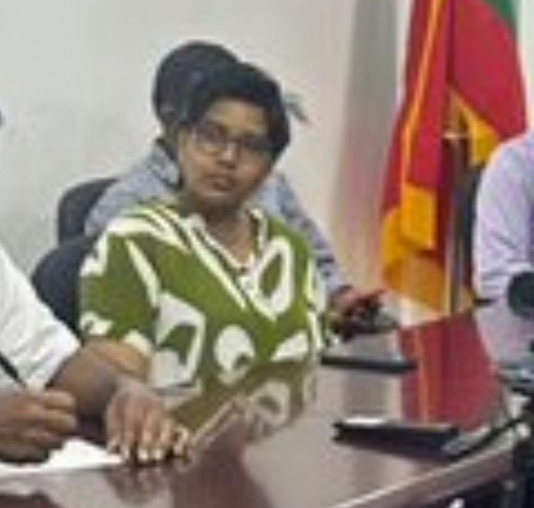 SikkaMohoree's tweet photo. Naseed has finally brought in his people 

Guess the man hiding behind the lady in this picture:

a. Nazim Sattar
b. Alan giri Sattar
c. Firihen kulhi Sattar https://t.co/9uMTXpKbGD