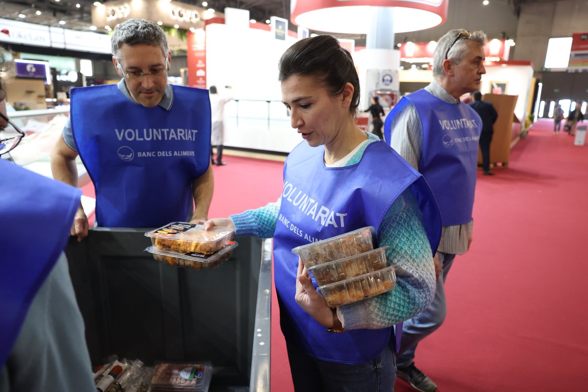 AlimentariaBCN's tweet photo. 🌱 18 de junio · Día de la Gastronomía Sostenible
Gracias al @BancdelsAliments y a sus voluntarios 💙: en Alimentaria + @Hostelcobcn recuperaron 18.283 kg de alimentos para quienes más los necesitan. 🍽️
#Alimentaria2026 #50YearsFeedingTheFuture https://t.co/iRqoZMgn7Z