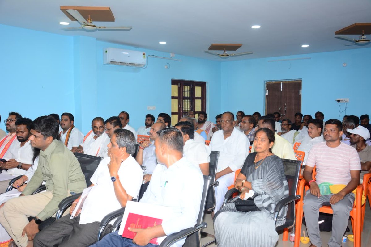 Govindhari_R's tweet photo. Participated in a stakeholders' meeting at Kaleshwaram to review and discuss the Temple Expansion Project of Sri Kaleshwara Mukteshwara Swamy Devasthanam. 🙏

#Kaleshwaram #TempleExpansion #TempleDevelopment #PilgrimAmenities #HeritageConservation #Telangana #GovindHari https://t.co/9M8tFwy8IX