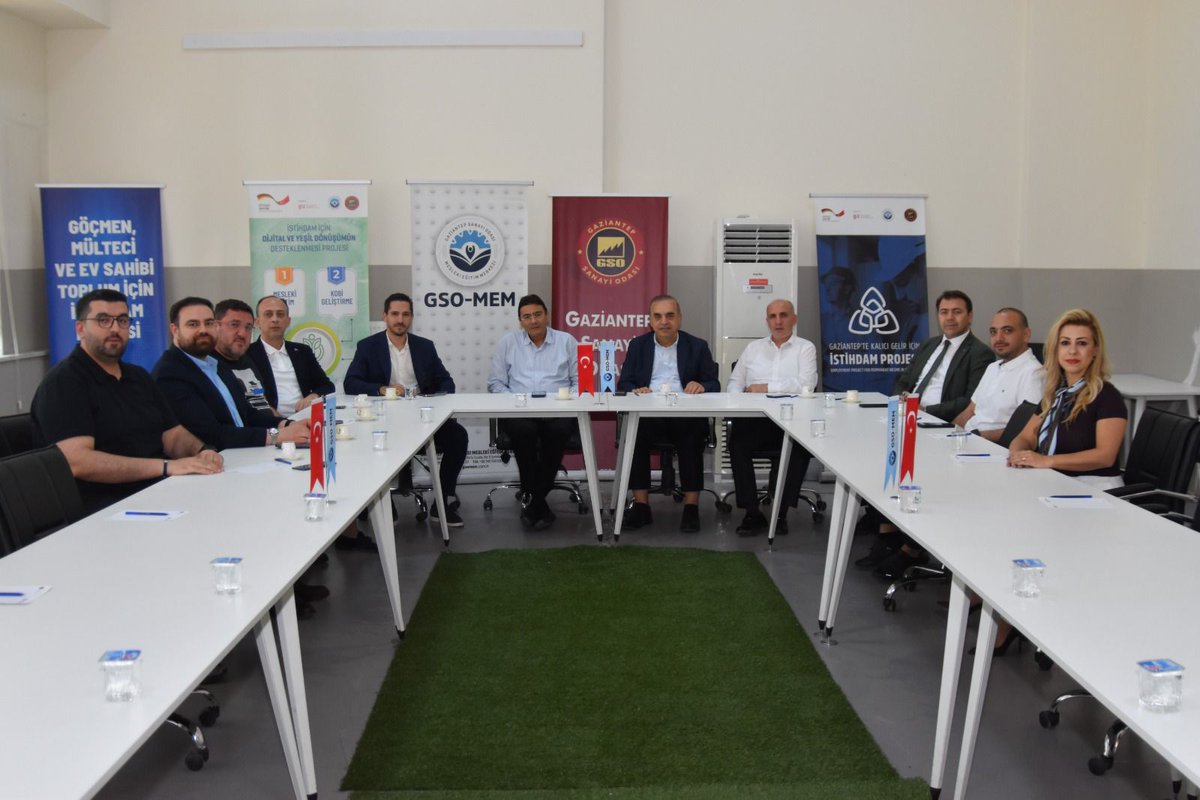 gso_kurumsal's tweet photo. ✔️ DEİK Türkiye–Bolivya İş Konseyi Başkanı Mert Pur ve gıda sektör temsilcilerimiz, Gaziantep Sanayi Odası Mesleki Eğitim Merkezimizi (GSOMEM) ziyaret etti.

✔️ Ziyaret kapsamında Bolivya ile ikili ticari ilişkilerin geliştirilmesi, özellikle gıda ve tarımsal sanayi alanlarında yeni iş birliği fırsatları ele alındı.

✔️ Ayrıca Gaziantep ve bölge sanayisinin Bolivya ile ticaret hacminin artırılması, karşılıklı ürün çeşitliliğinin genişletilmesi ve lojistik bağlantıların güçlendirilmesi konusunda görüş alışverişinde bulunuldu.