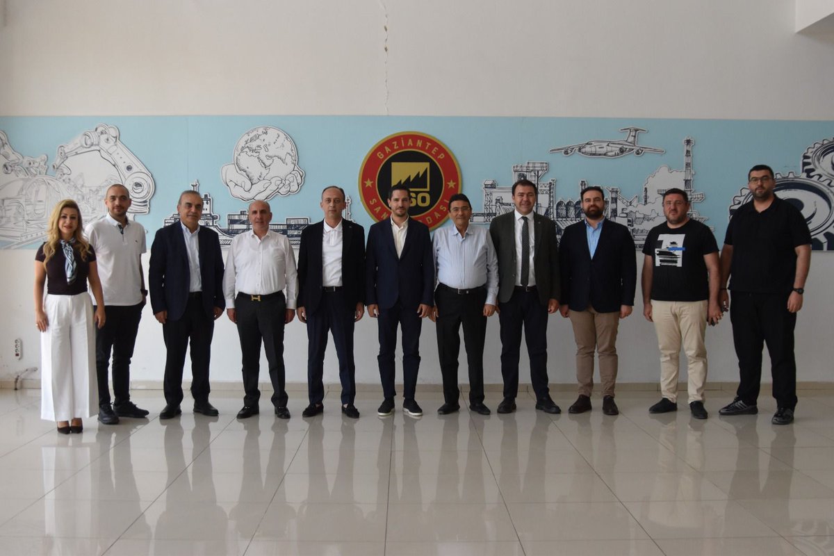 gso_kurumsal's tweet photo. ✔️ DEİK Türkiye–Bolivya İş Konseyi Başkanı Mert Pur ve gıda sektör temsilcilerimiz, Gaziantep Sanayi Odası Mesleki Eğitim Merkezimizi (GSOMEM) ziyaret etti.

✔️ Ziyaret kapsamında Bolivya ile ikili ticari ilişkilerin geliştirilmesi, özellikle gıda ve tarımsal sanayi alanlarında yeni iş birliği fırsatları ele alındı.

✔️ Ayrıca Gaziantep ve bölge sanayisinin Bolivya ile ticaret hacminin artırılması, karşılıklı ürün çeşitliliğinin genişletilmesi ve lojistik bağlantıların güçlendirilmesi konusunda görüş alışverişinde bulunuldu.