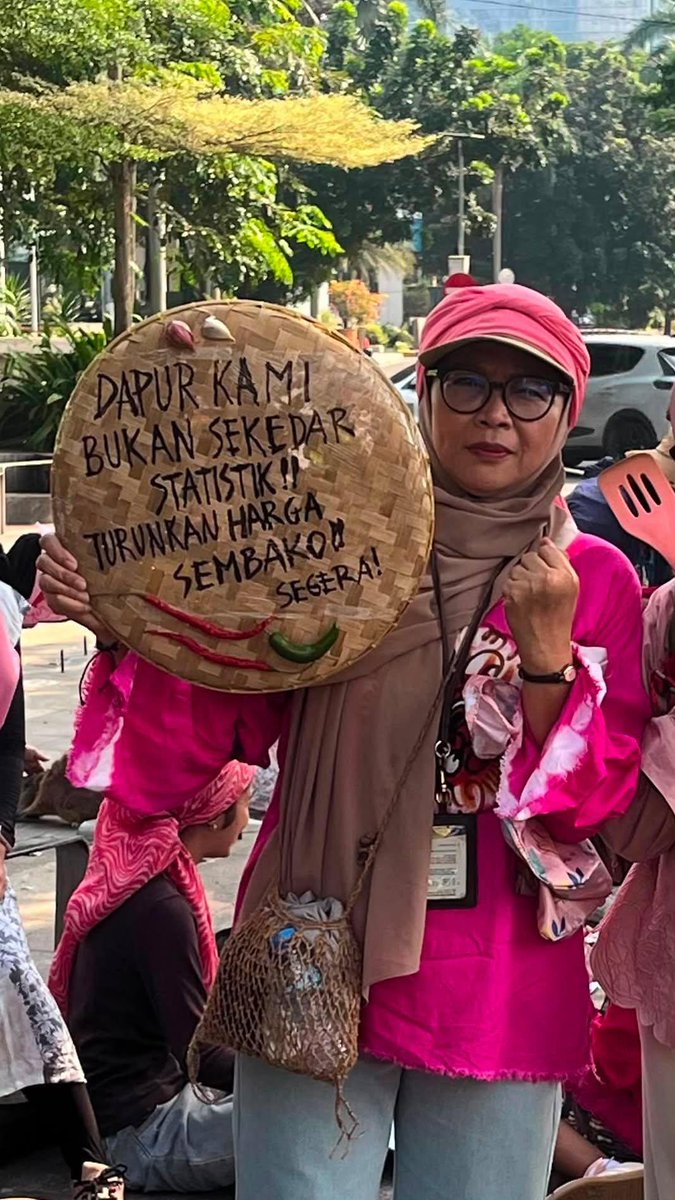 bismillahyuk_'s tweet photo. Hari ini ada seorang Ibu yg ikut aksi #demo menyuarakan keresahan bersama perempuan hebat lainnya.

Beliau 65 tahun tapi tetep semangat menyuarakan aspirasinya!

Perjuangan tidak mengenal usia. 
Keberanian tidak mengenal batas.

Panjang umur perjuangan. ✊🏻❤️ #IndonesiaGelap https://t.co/6ejhOQnQxW
