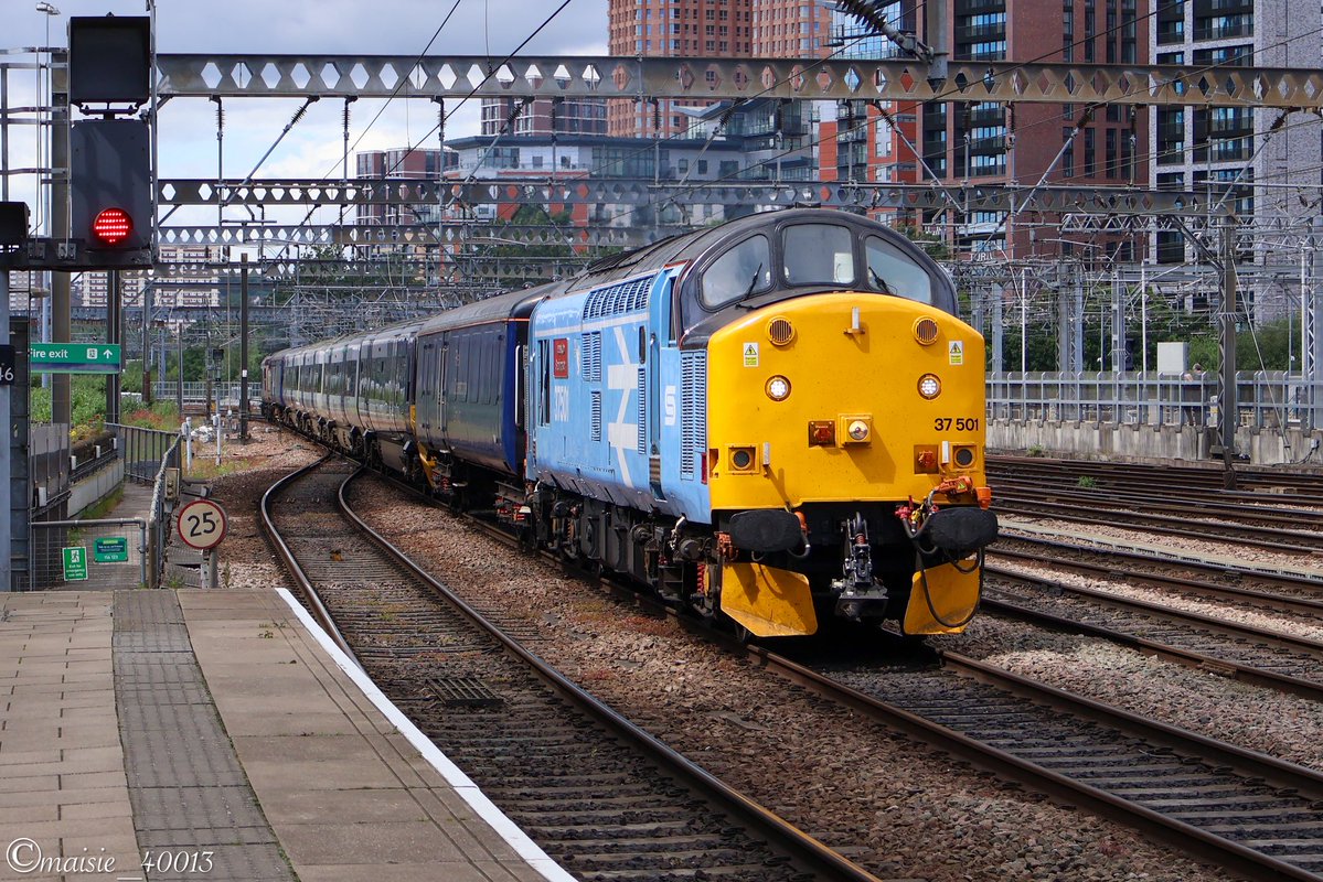 maisie_40013's tweet photo. 37501 “Teesside Steelmaster” drags 333009 into Leeds with 37510 “Orion” on the rear working 8Q17 1118 Holbeck Loco Sidings to Neville Hill T&amp;R.S.M.D. 17/6/26
#class37 #railoperationsgroup #class333 #leeds https://t.co/PnRfhT1eJV