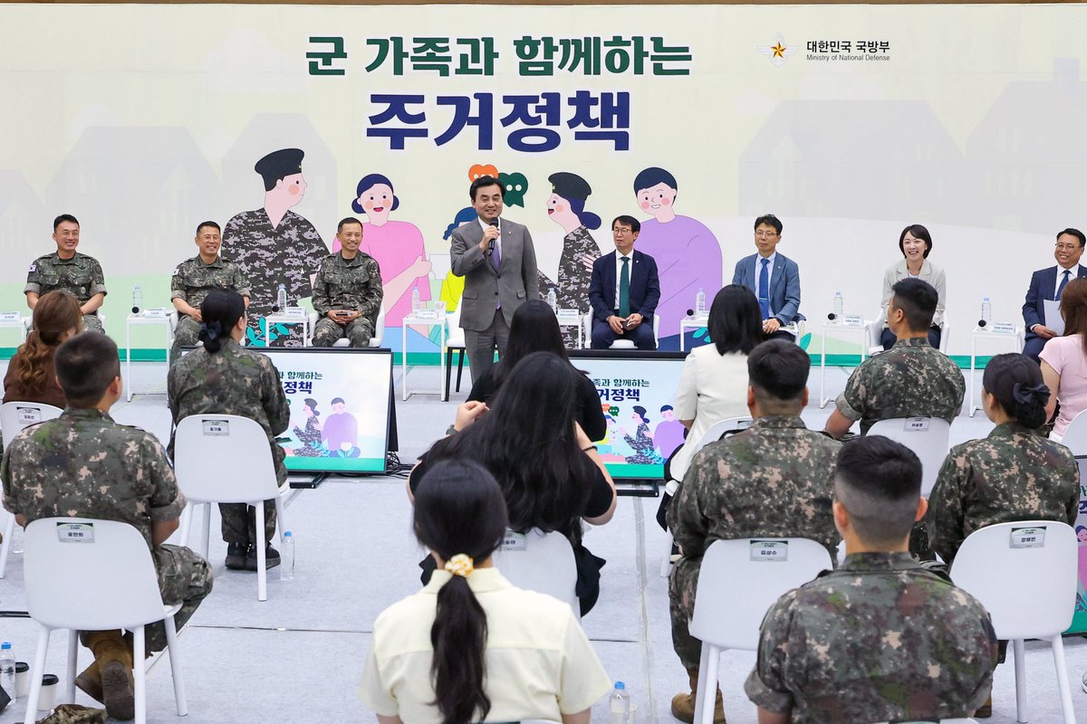 MNDSpokesperson's tweet photo. #국민께알려드립니다  

안규백 국방부장관은 오늘 육군 제15사단의 군 주거시설을 방문해 전방부대 주거 여건을 직접 점검하고, 군인·군가족들과 간담회를 가졌습니다. 

안규백 장관은 "군 가족이 안정적인 주거생활을 하고 군인이 근무에 전념할 수 있도록 주거정책에 대해 지속적인 관심을 가지고 지원하겠다"고 강조했습니다. 

국방부는 앞으로 군인과 가족의 정주 여건 개선을 위해 

① 소규모로 산재된 군 숙소를 정주 여건이 우수한 지역에 대규모 단지형태로 조성
(2031년 준공 목표로 춘천 지역에 1,230여 세대 주거단지 선도적 추진 /  2036년까지 총 7,300여 세대 규모로 확충) 

② 군인 자부담 최소화를 위한 전세자금 이자 지원 확대 

③ 태아의 부양가족 인정, 다자녀 가구 우선배정 기준 완화 등 가족친화적 주거 지원제도 확대 등을 추진해 나가겠습니다. 

자세한 내용은 아래 보도자료를 확인해주세요. 👇
https://t.co/QswMOIoQEB