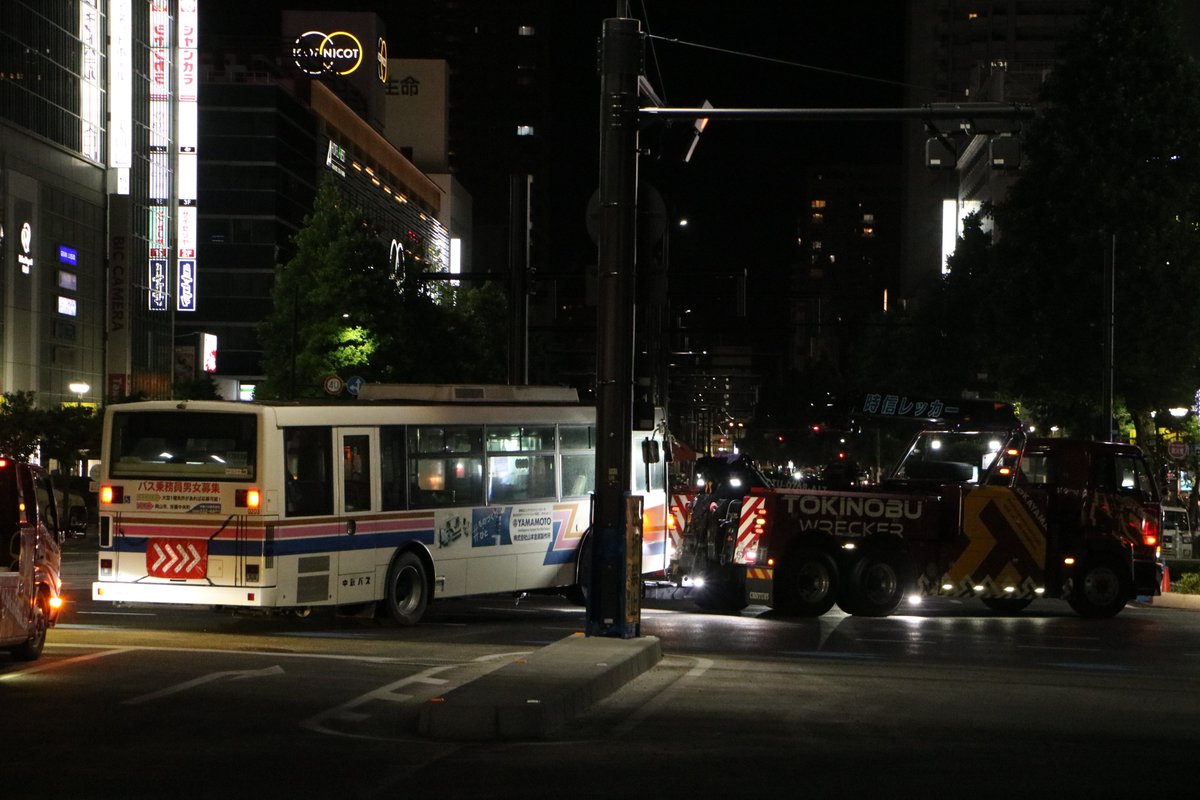 Dark_Feather_57's tweet photo. 6月16日撮影。岡山駅前停留所にて中鉄バスの0203（日デKL-UA452KAN改）が故障。乗客を降ろし岡山駅まで自走した後レッカー車に牽引されていきました。長期離脱や除籍が心配でしたが、幸い大きな問題はなかったようで2日後の18日には運用に復帰。貴重な車両なのでこれからも末永く活躍してほしいです。 https://t.co/EJNhfBFm94