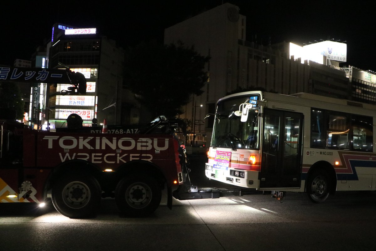 Dark_Feather_57's tweet photo. 6月16日撮影。岡山駅前停留所にて中鉄バスの0203（日デKL-UA452KAN改）が故障。乗客を降ろし岡山駅まで自走した後レッカー車に牽引されていきました。長期離脱や除籍が心配でしたが、幸い大きな問題はなかったようで2日後の18日には運用に復帰。貴重な車両なのでこれからも末永く活躍してほしいです。 https://t.co/EJNhfBFm94