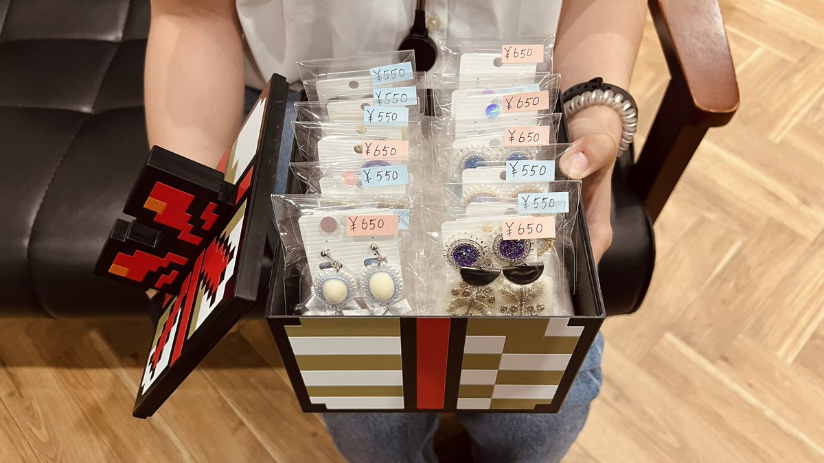 digilumi_nc's tweet photo. 今日は利用者さんが作成したハンドメイドのアクセサリーを紹介します！💍✨
どれもすごく凝っていて可愛いですよね😍キラキラで美味しそう…😳笑
プレゼントボックスに入れて事業所でも販売しておりますので、興味のる方はぜひ見て行ってくださいね！👀🎁 https://t.co/EPms1L0VVe