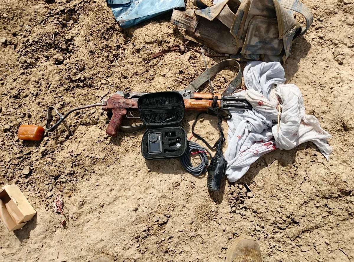 TheAfricaCorps's tweet photo. Au cours d'opérations conjointes de renseignement et de recherche dans la région de Mopti, des soldats du @TheAfricaCorps  et des @DirpaFa ont détecté deux terroristes à motocyclette. Lors de leur tentative de fuite, les terroristes ont été éliminés. https://t.co/YzFVbNgQlj