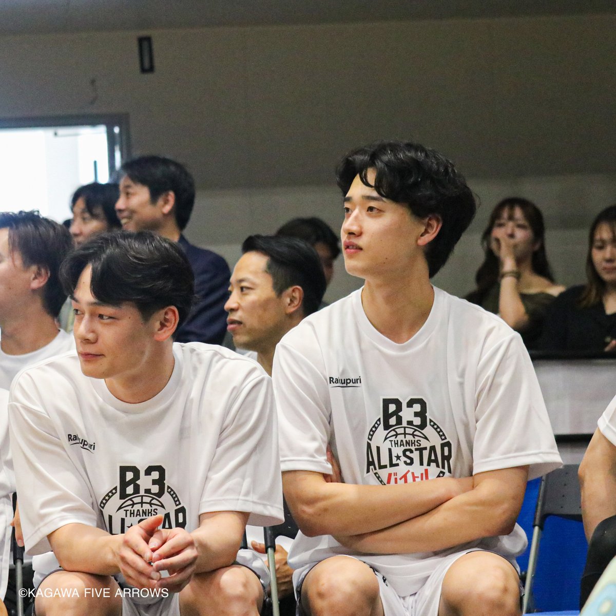 fivearrows_K's tweet photo. 🏀【明日6/19(金)18:00販売開始】🏀

#小林巧 選手 #今林萌 選手直筆サイン入りバイトル B3サンクスオールスターメモリアルTシャツ👕

出場した両選手の直筆サイン入りで公式オンラインショップにて数量限定販売✨
オールスターの熱戦や思い出を形に残せる特別な一着です👕

🛒販売開始：6/19(金)18:00～

オンラインショップはこちら▼
https://t.co/ubkLyIxX5M

⚠️数量限定販売⚠️となりますのでお早めにお求めください！

#香川ファイブアローズ