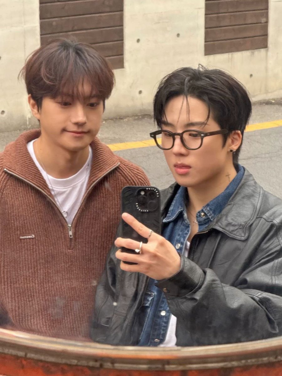 fangirl_colle's tweet photo. 😙

#ONLYBSD #ONLYBSelcaDay #geonu #siwoo #justb @JUSTB_twt @JUSTB_Official https://t.co/uw1eSPSv72