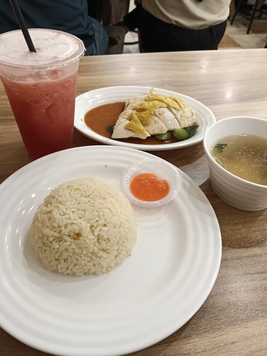 MikamiSatsuki's tweet photo. 【Nasi Ayam Hainan Chee Ming】
Old klang road本店がビブグルマンにセレクションされた海南鶏飯の名店
Old klang road店は駐車問題で頭が痛いふらっと立ち寄るのがかなり困難な店舗
ブキビン店はコロナの期間にナジブ元首相が訪れて罰金を取られ（笑
一躍脚光を浴び味そのものよりそのイメージが（笑 https://t.co/LAeDWfOKFw