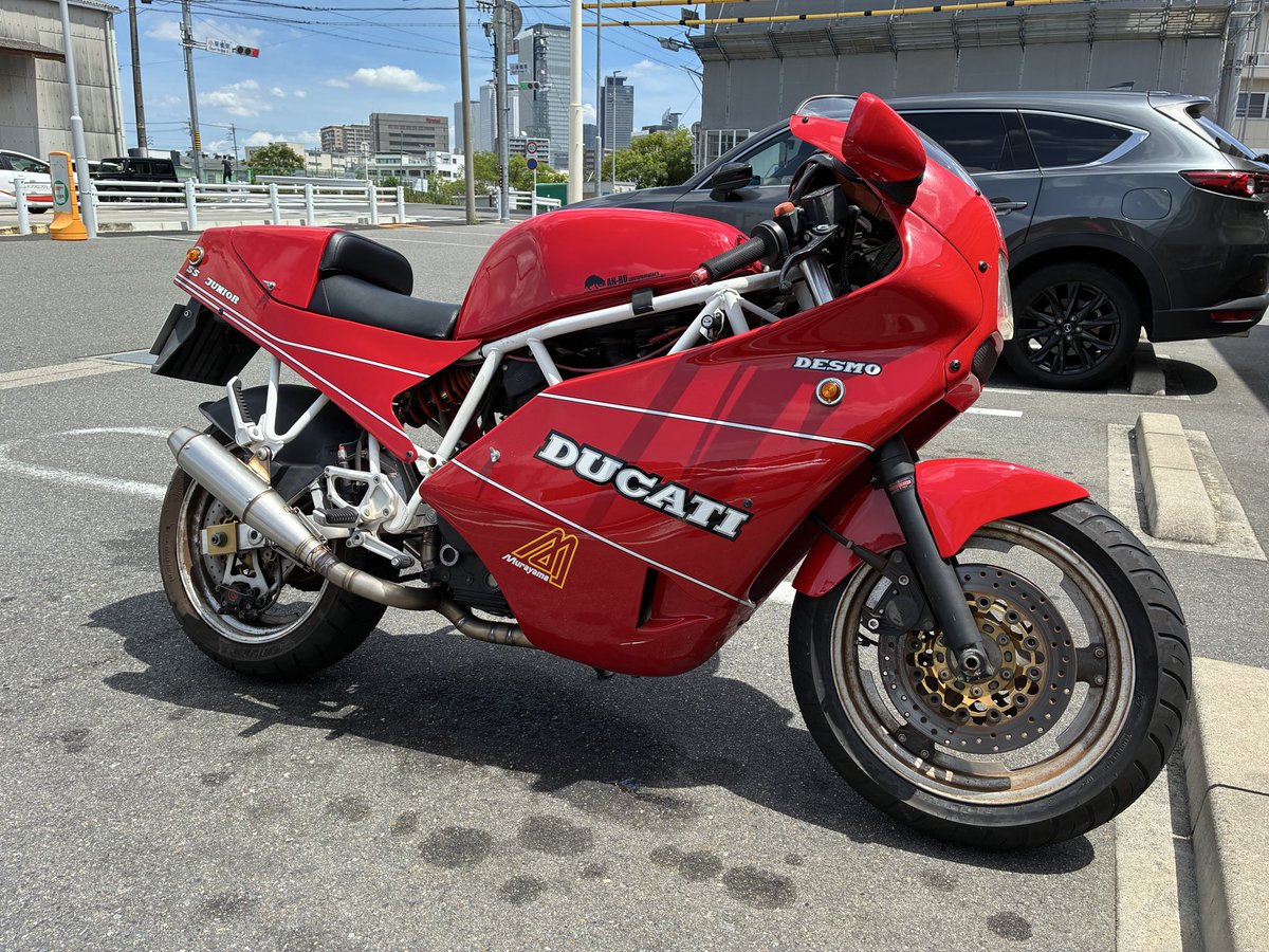 shi405884's tweet photo. DUCATIのマフラーに傷（転倒により）が付いてしまったので、
修理に出したら、めっちゃカッコよくなって返ってきたきた件🏍️

排気効率上がったのか少し薄くなったのでキャブやらんとなぁ~

#DUCATI #400SS https://t.co/eedoVQKJLe