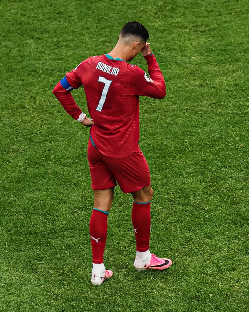 Imdevanshujani's tweet photo. Whenever Ronaldo is in a team and they lose, all the blame ends up falling on one person only.

Just look at what Bruno and Bernardo were doing. Not many opportunities created and the mid field was stagnant.

Blaming only one player is never justified.

#Ronaldo #Portugal https://t.co/UiPNtuGDlm