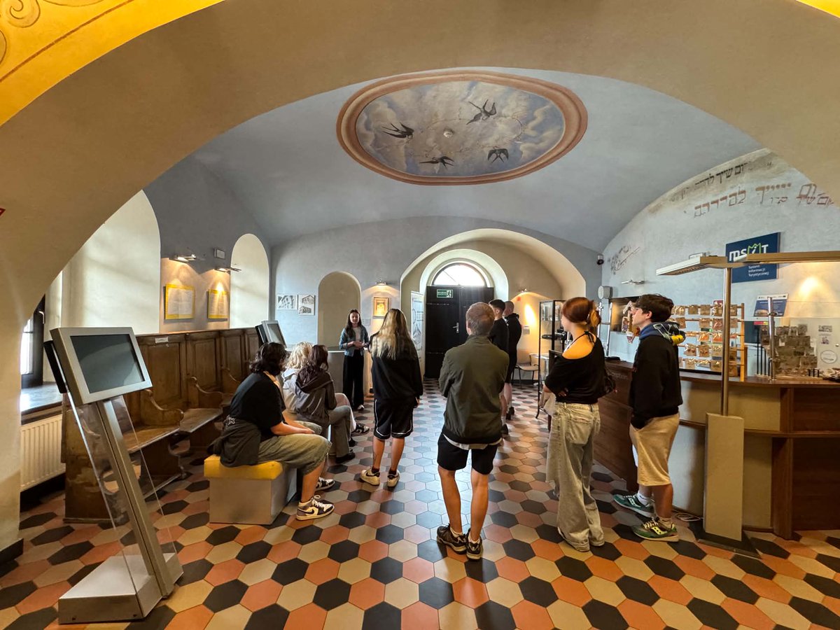 ckiwtarnow's tweet photo. 📍Dąbrowa Tarnowska za nami!

Odwiedziliśmy Ośrodek Spotkania Kultur w dawnej XIX-wiecznej synagodze – wyjątkową lekcję historii, tolerancji i wielokulturowości. Następnie 2 godziny aktywnego wypoczynku na basenie: pływanie, skoki do wody, gry, zjeżdżalnie, jacuzzi i sauna. 🏊‍♂️ https://t.co/n07fU53Qmt