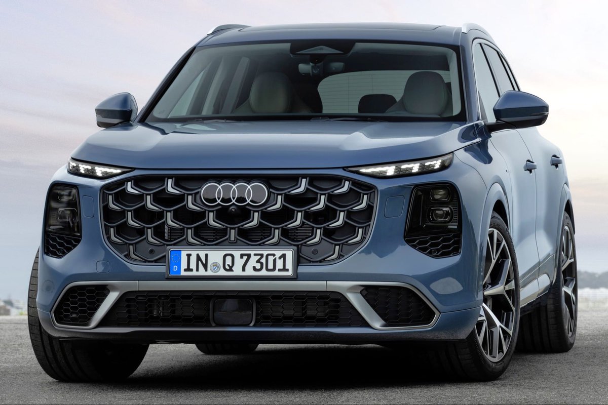 talks_turbo's tweet photo. The new Audi Q7 makes one thing absolutely clear: Audi is currently winning the German design war. 📐

While Merc. and BMW are busy slapping massive, trendy light bars on everything, Audi is sticking to timeless design. Real luxury doesn't need to overcompensate with gimmicks. 🤫 https://t.co/AGgGiTVWjp