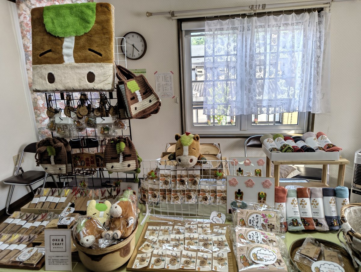 okebanbakun's tweet photo. そしてこんかいの〜
物販ブースは〜
だいたいこんな感じ〜

うふふ〜
むかって左のコーナーが〜
こんかいは新アイテムが〜
いっぱいだば〜ん

#置戸町 #ご当地キャラ #オホーツク #おけばんばくん https://t.co/ZOjcVIxQek