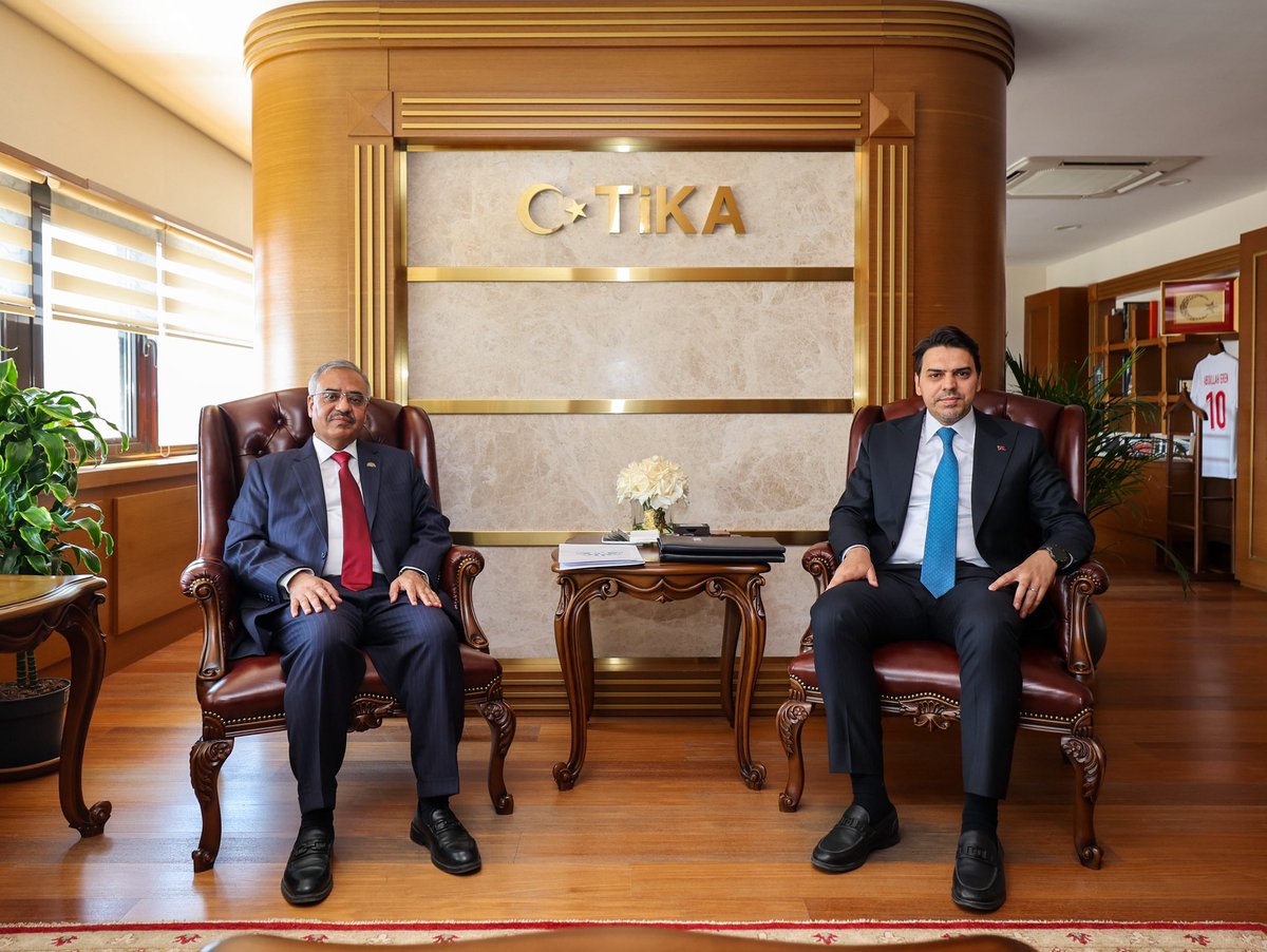 abdullah_eren's tweet photo. D-8 Ekonomik İşbirliği Teşkilatı Genel Sekreteri, Büyükelçi Sohail Mahmood ve beraberindeki heyeti kurumumuz #TİKA’da misafir ettik.

Merhum Prof. Dr. Necmettin Erbakan Hocamızın öncülüğünde kurulan D-8, yalnızca ekonomik bir ortaklık değil; Hocamızın ifadesiyle “savaş yerine barışı, çatışma yerine diyaloğu, çifte standart yerine adaleti, üstünlük yerine eşitliği ve sömürü yerine iş birliğini” esas alan küresel bir adalet vizyonunun ürünüdür.

Bu köklü vizyondan aldığımız ilhamla gerçekleştirdiğimiz görüşmede, TİKA ile D-8 arasında geliştirilebilecek yeni iş birliği alanları ve ortak kalkınma projeleri üzerine verimli bir fikir alışverişinde bulunduk.

Nazik ziyaretleri için Sayın Büyükelçi’ye ve beraberindeki heyete teşekkür ediyorum.